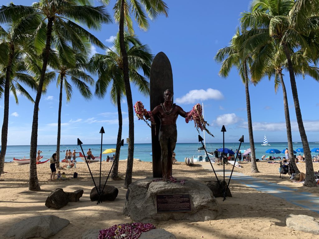 Waikiki_Beach_with_Duke_Paoa_Kahanamoku_Statue
